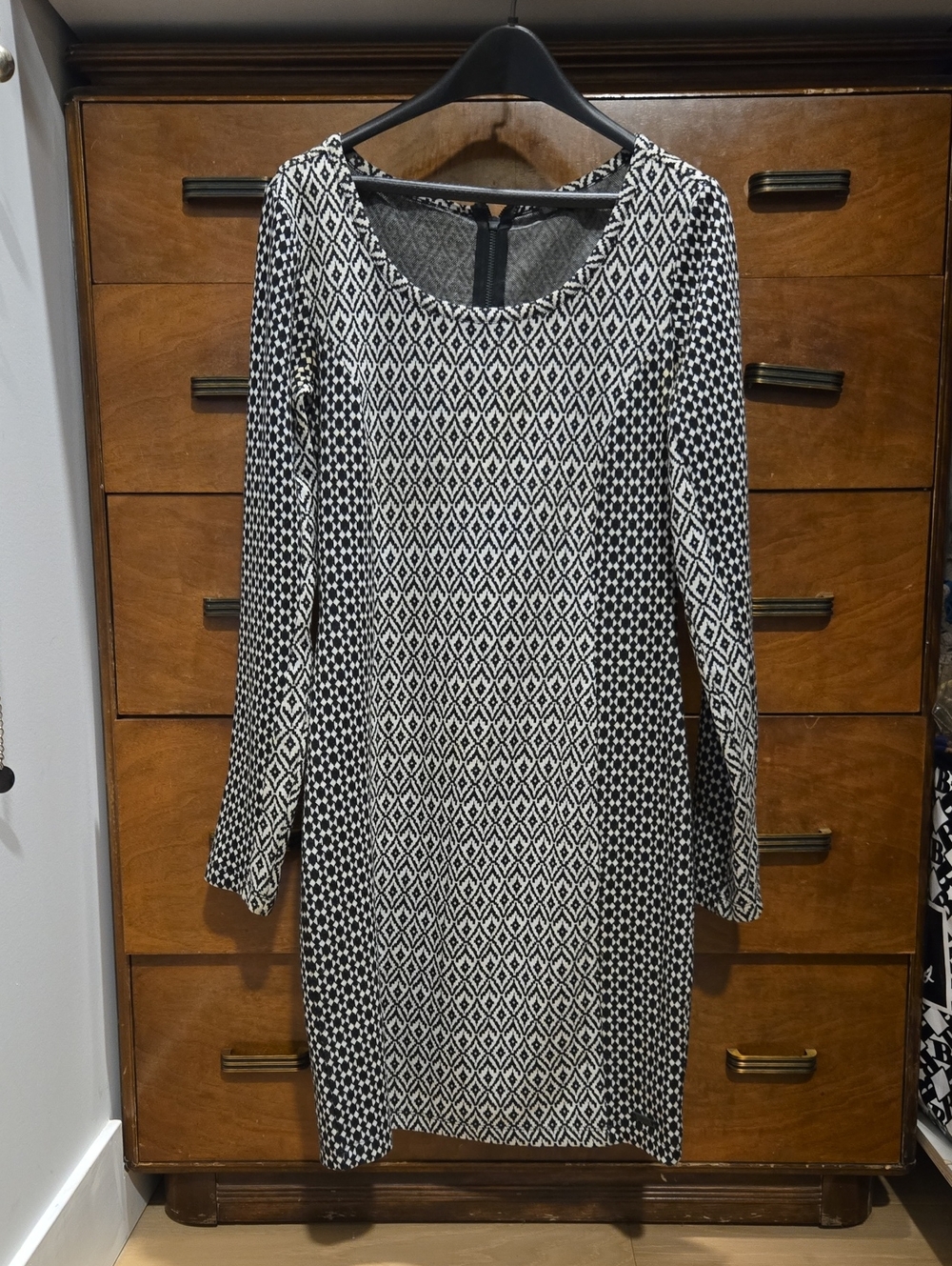 VINTAGE Dept. Black & White Geometric Long-Sleeve Dress